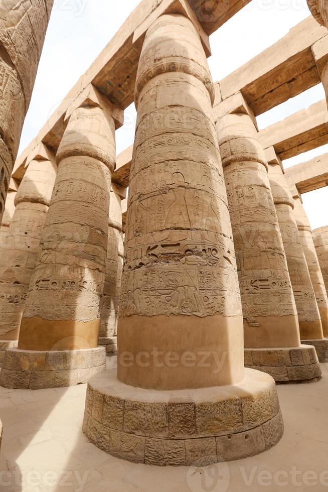 colonne nella sala ipostila del tempio di karnak, luxor, egitto foto