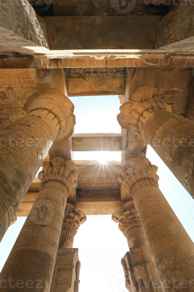 colonna nel tempio di kom ombo, assuan, egitto foto