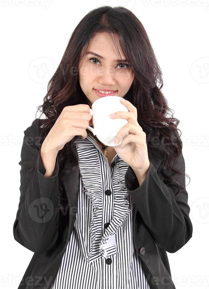 la donna beve il caffè foto