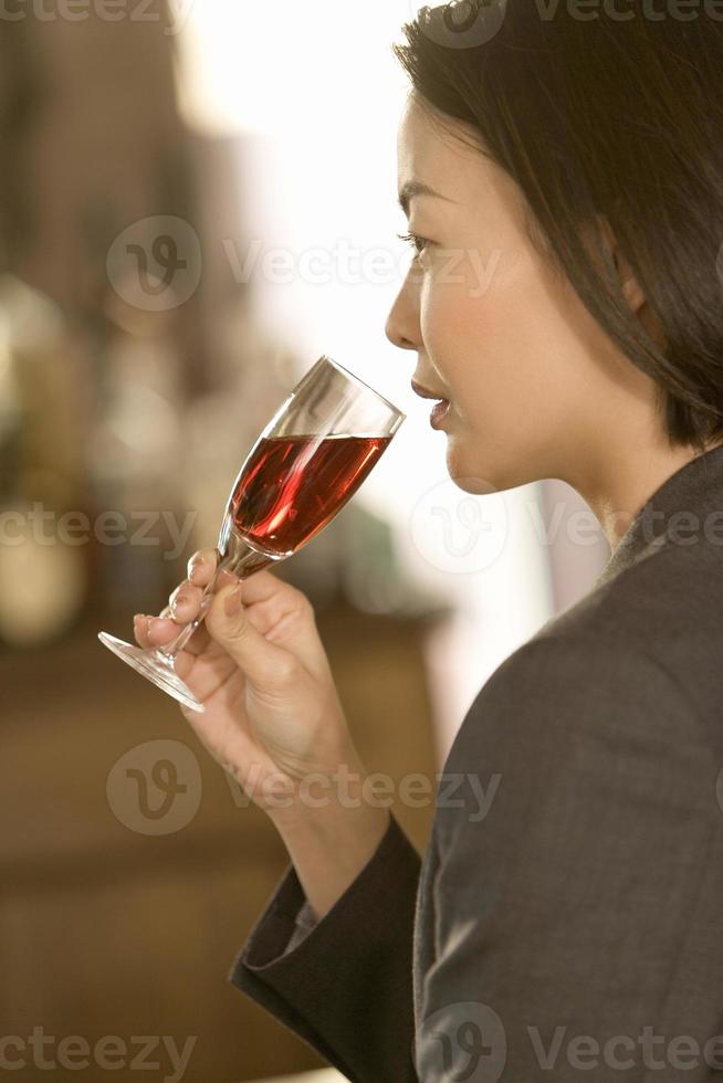 donna che beve alcolici foto