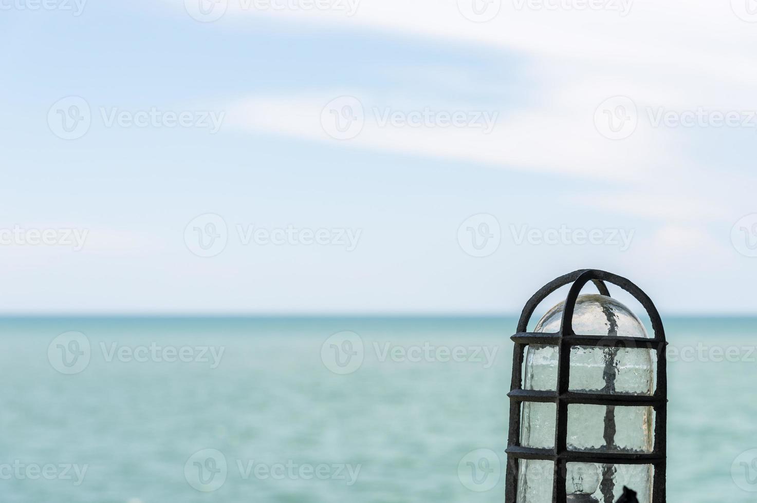 vecchia lampada vintage con vista mare. foto