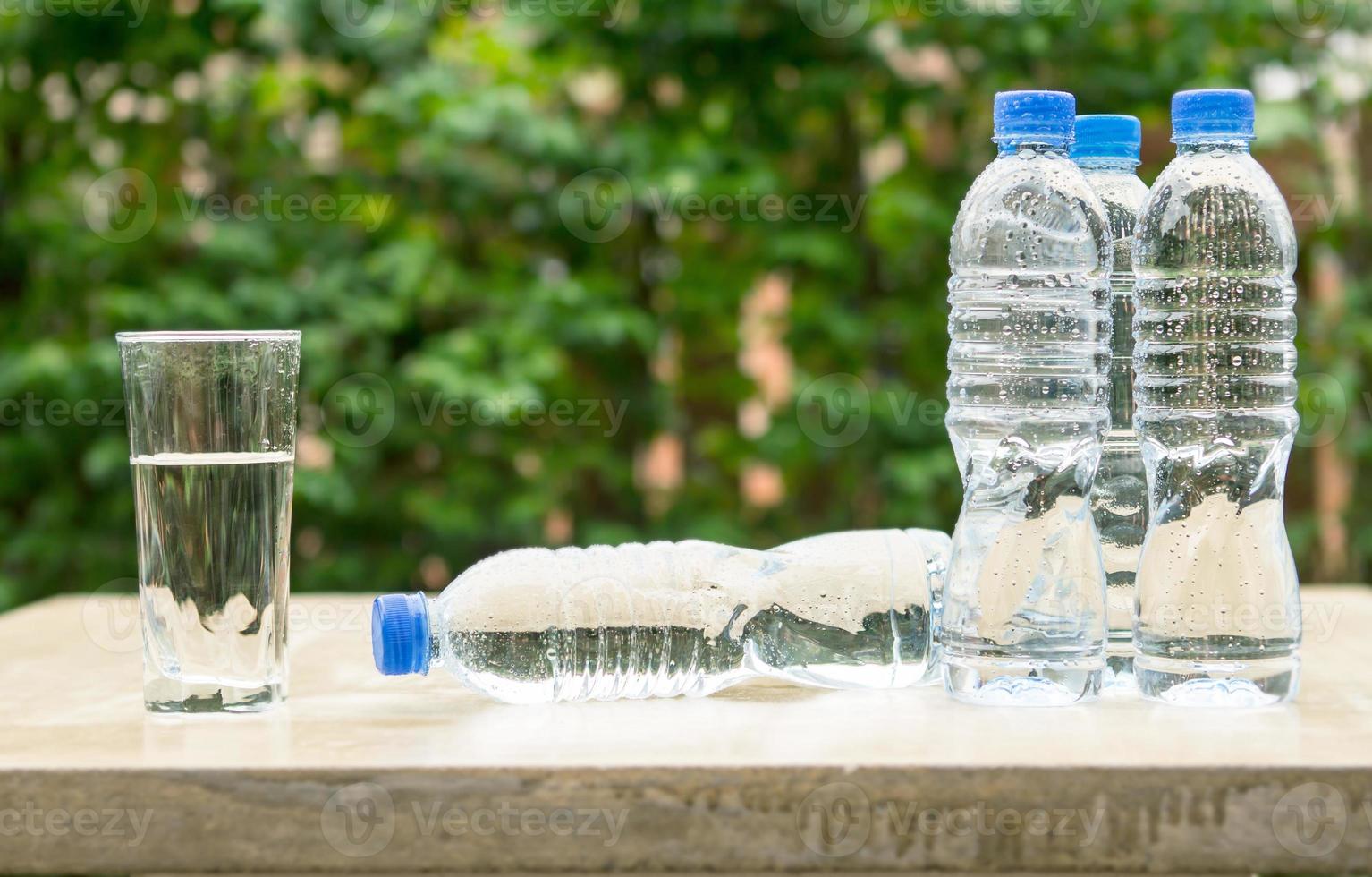 bottiglia di plastica acqua fresca da bere foto
