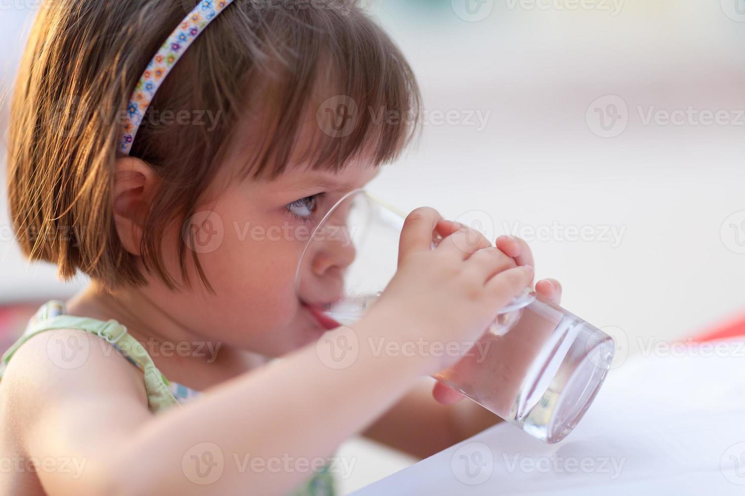 bambina acqua potabile all'aperto foto