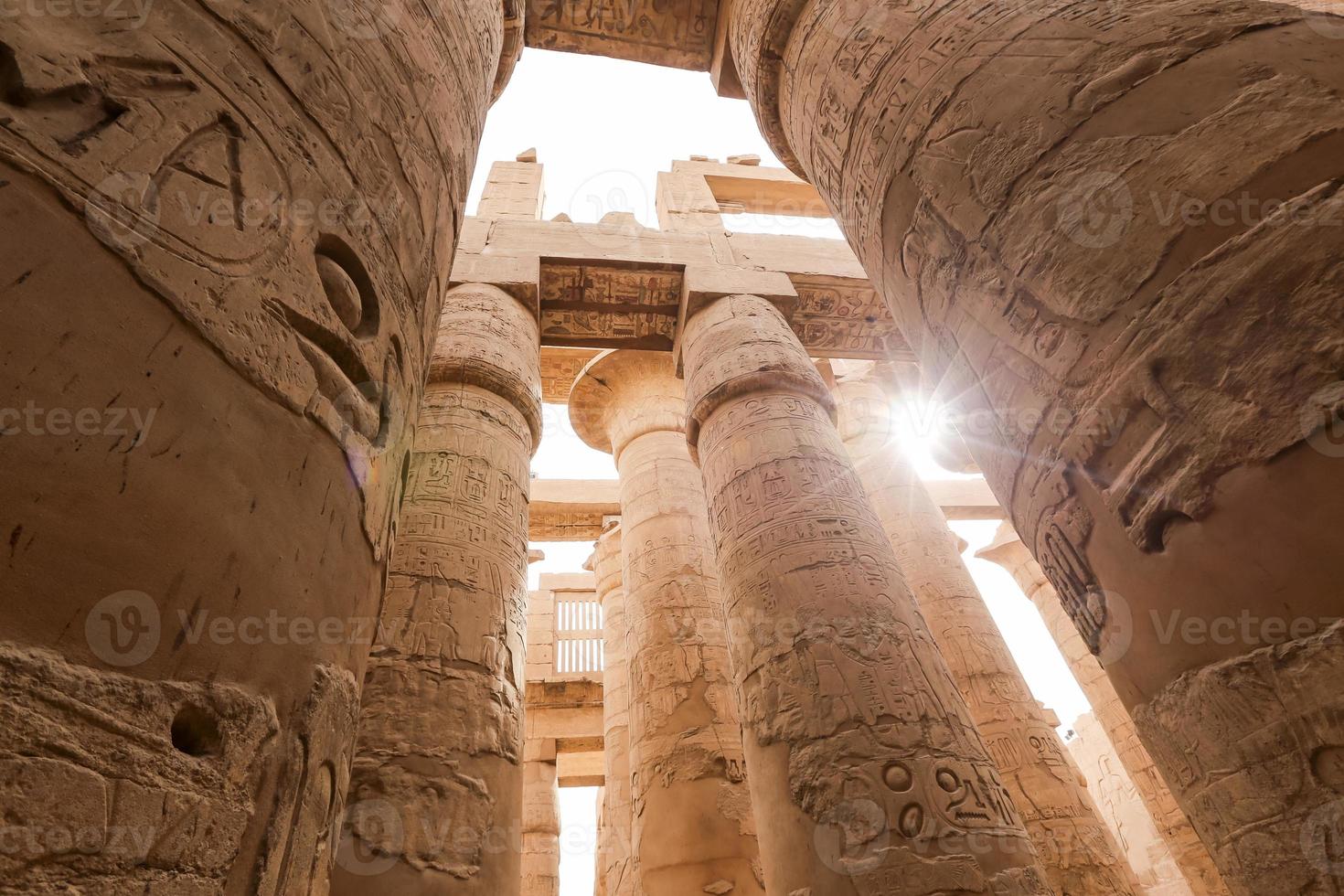 colonne nella sala ipostila del tempio di karnak, luxor, egitto foto