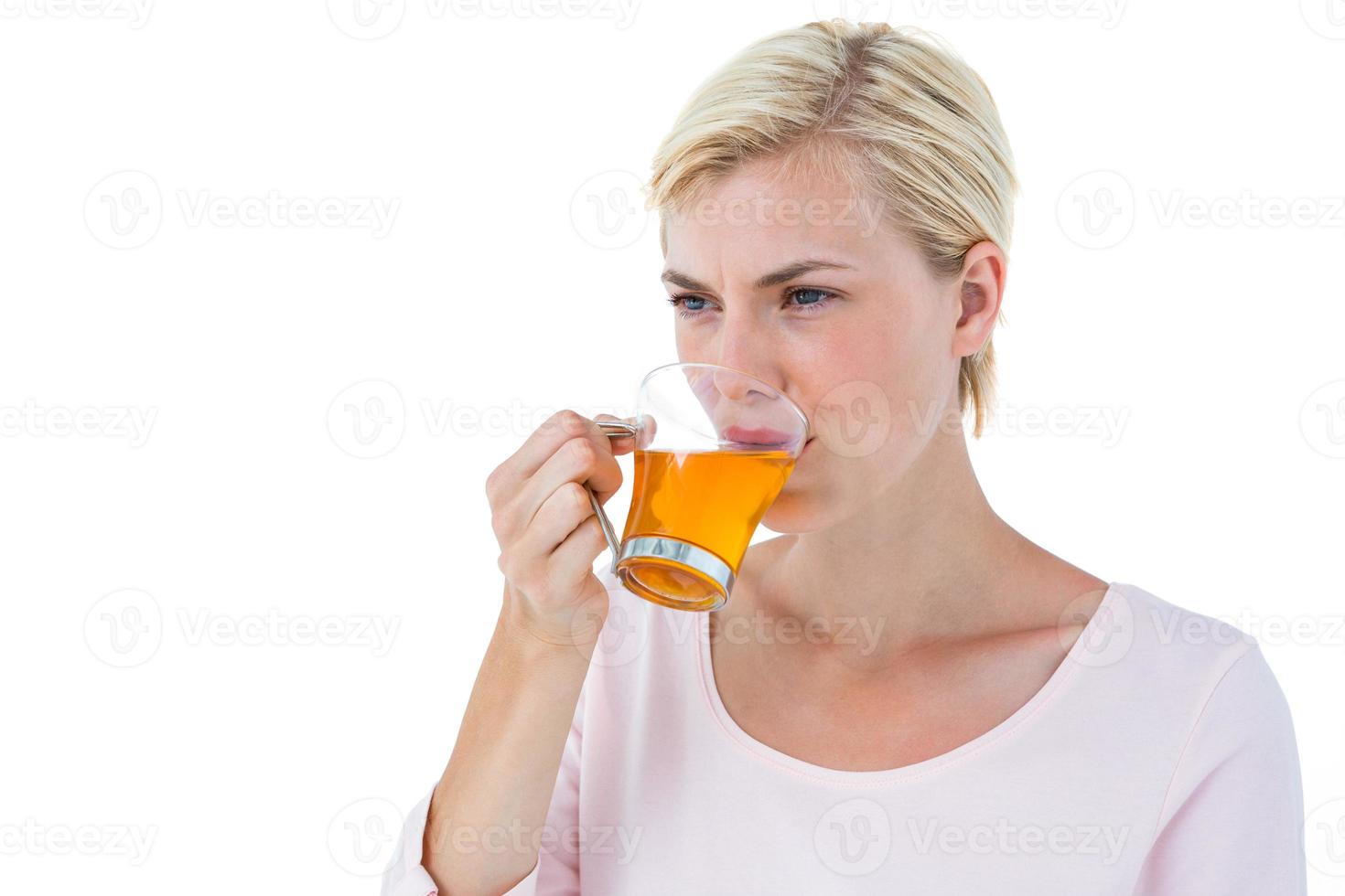 donna bionda attraente che beve tè foto