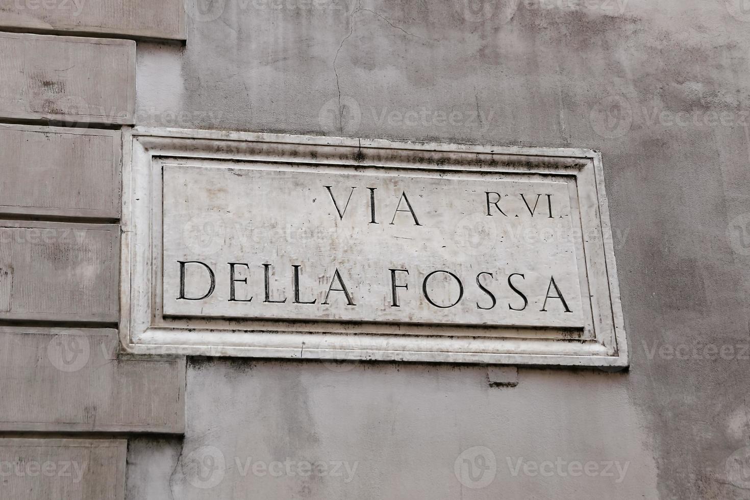 via della fossa cartello stradale a roma, italia foto