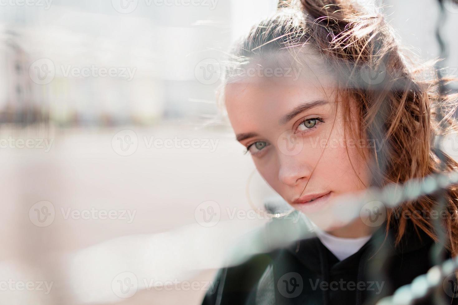 incredibile bella donna con i capelli lunghi raccolti nella giacca posteriore vestita di coda che guarda da parte alla luce del sole. stile di vita attivo, giornata di sole, bella donna foto