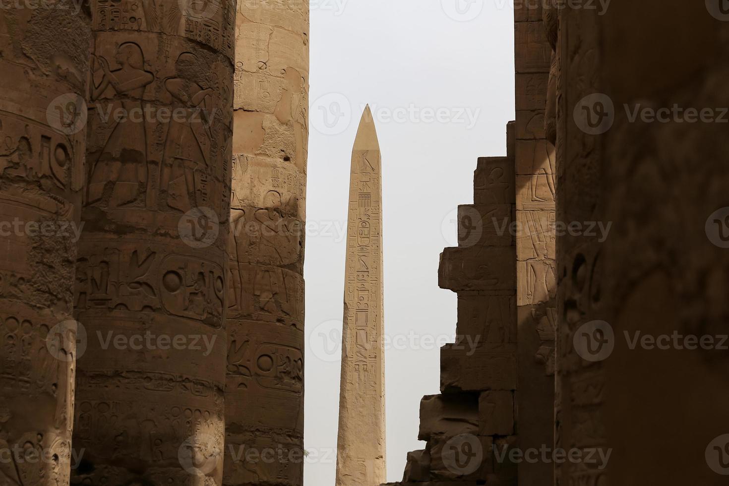 obelisco nel tempio di karnak, luxor, egitto foto