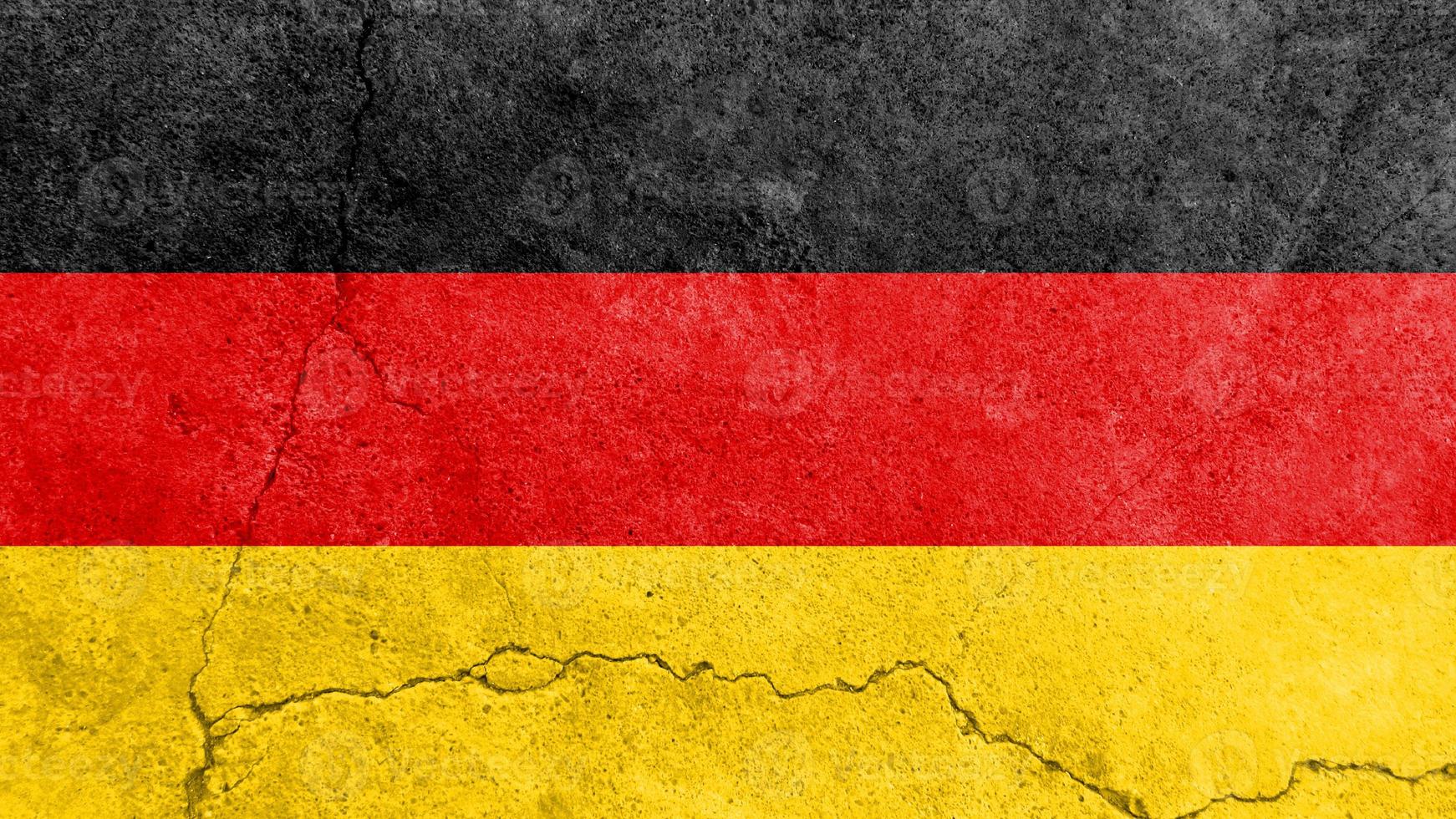 bandiera della germania. bandiera della germania sul muro di cemento incrinato foto