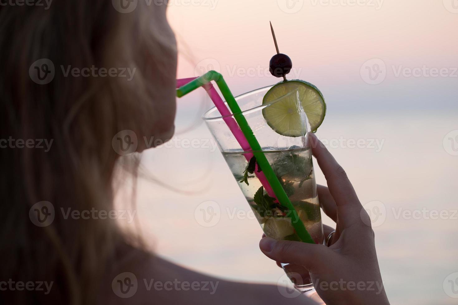 donna che beve cocktail mojito foto
