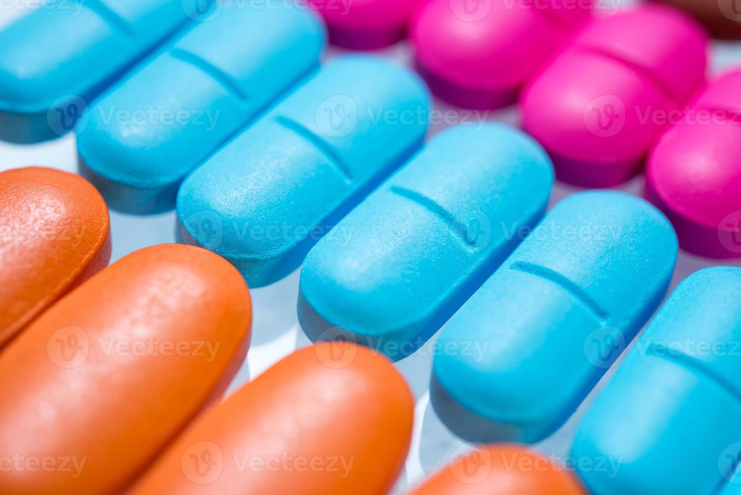 molte pillole colorate foto