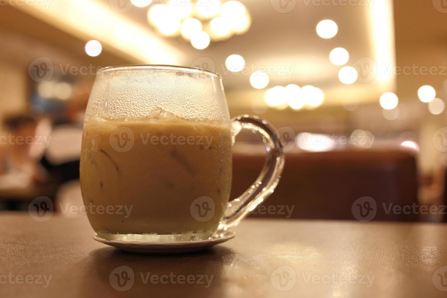 bere un caffè ghiacciato nella caffetteria foto
