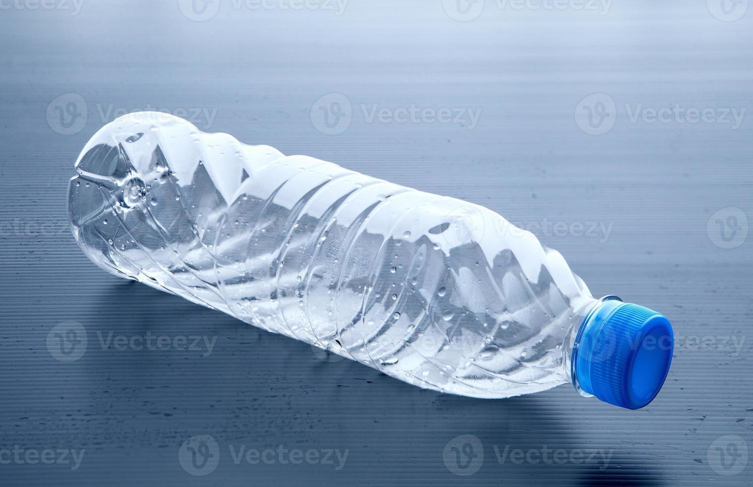 bottiglia di plastica di acqua potabile foto