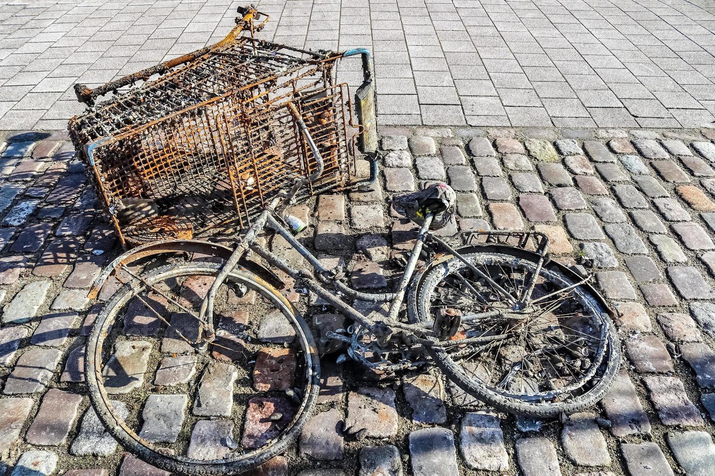 la bicicletta arrugginita è uscita dall'acqua dalla pulizia del porto di Kiel in Germania. foto