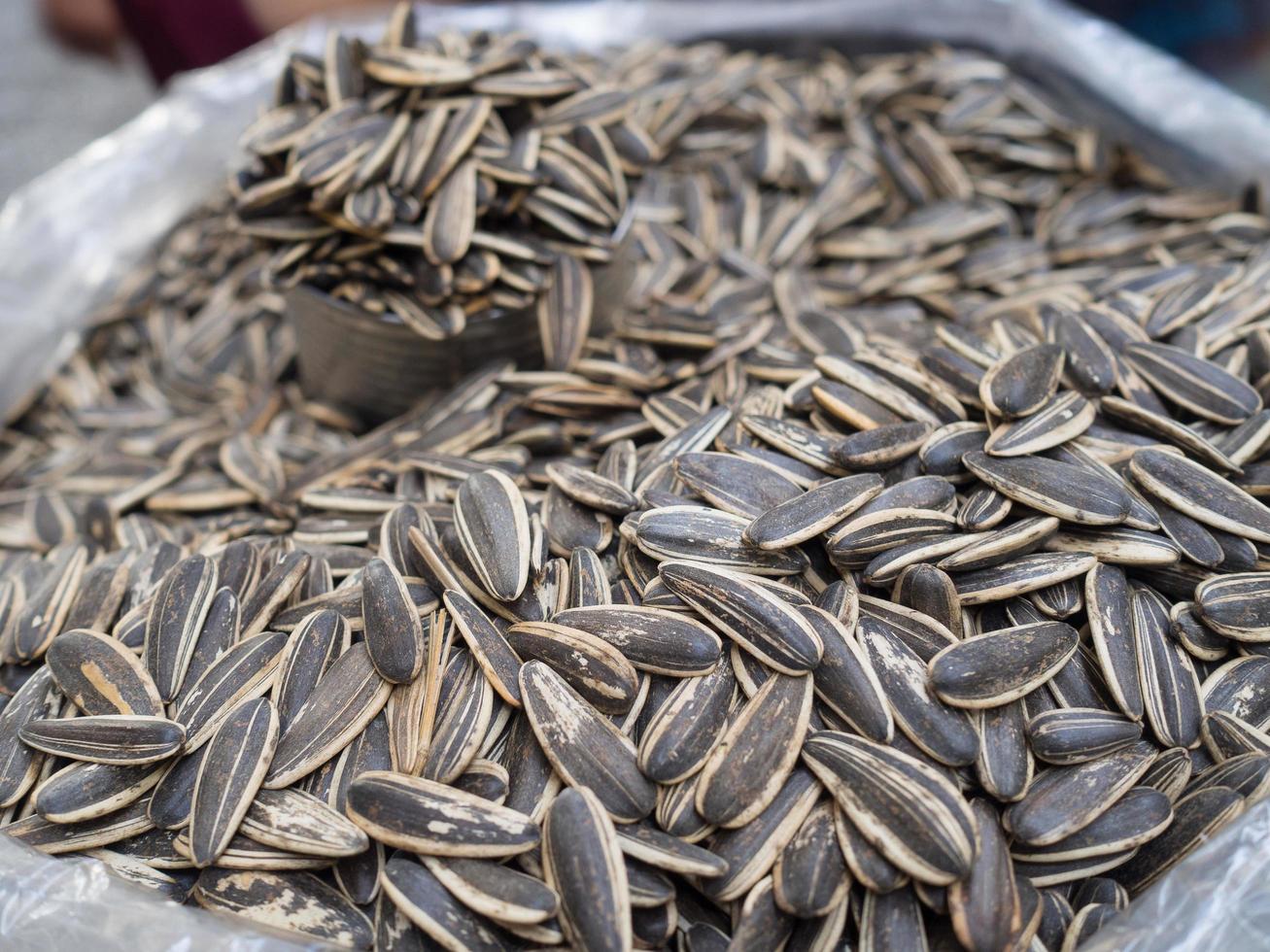 mucchio di semi di girasole arrostiti per la vendita nel mercato foto