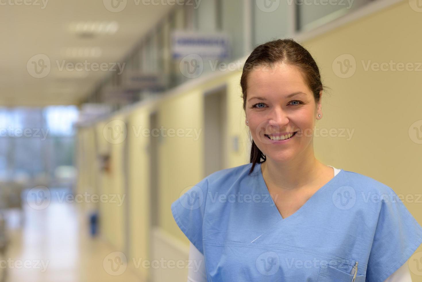 infermiera in ospedale sorridente foto