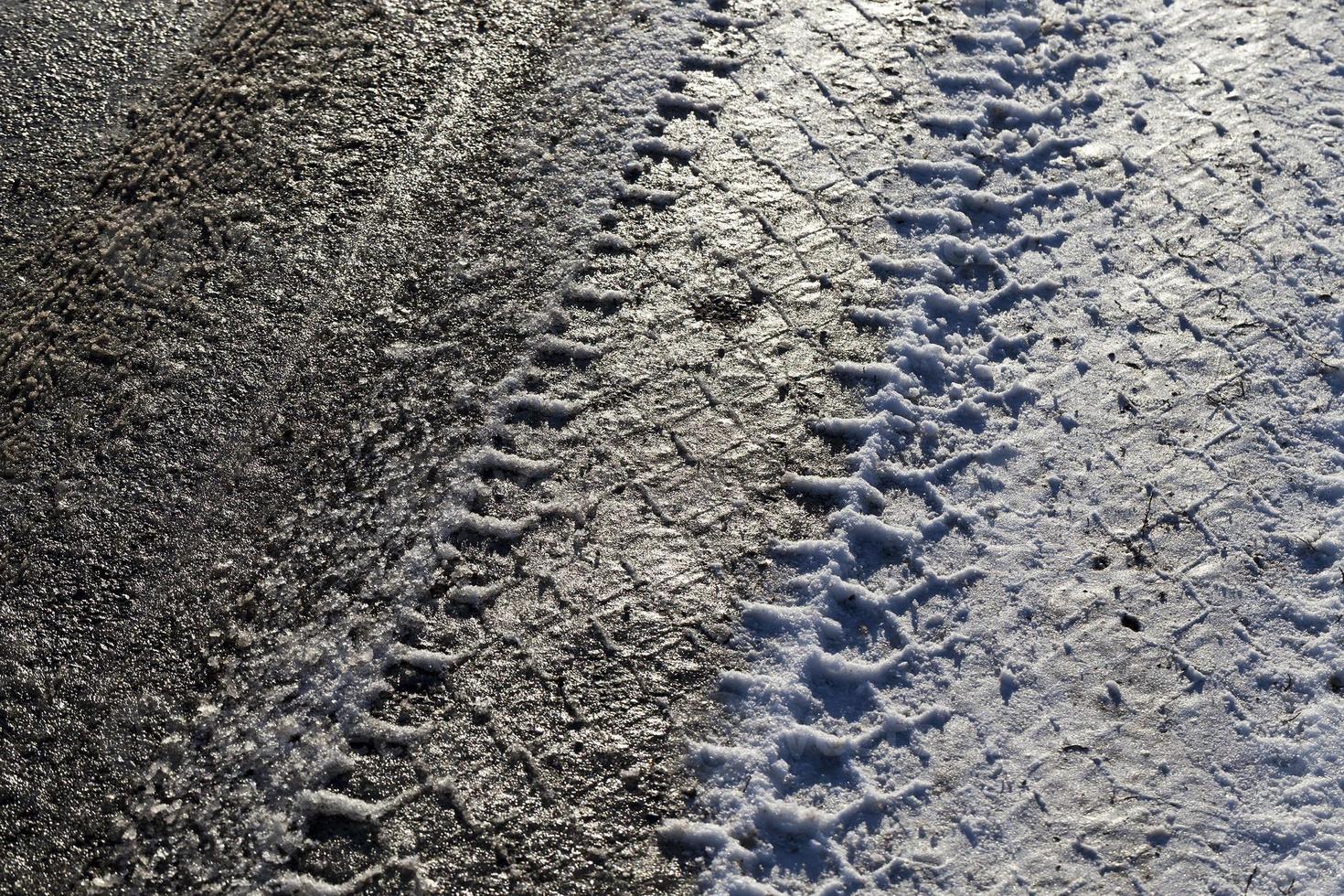 strada asfaltata e neve foto