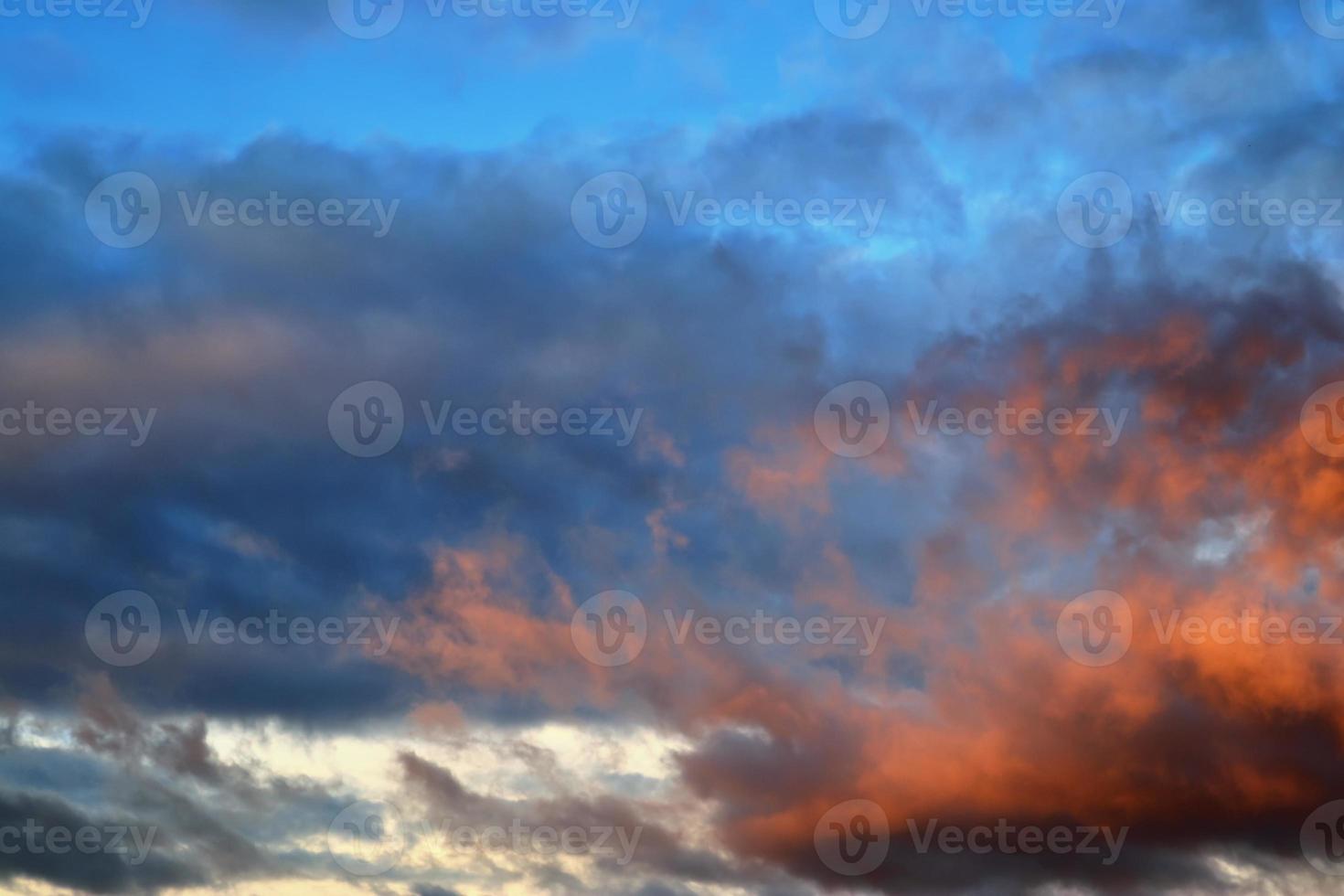 bellissimo panorama di nuvole arancioni e gialle all'alba foto