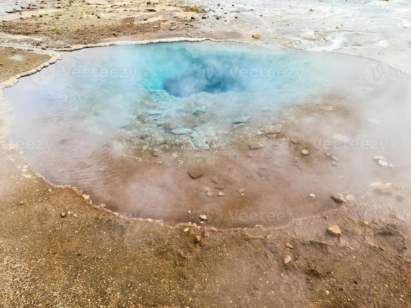 sorgenti termali fumanti sui campi di zolfo vulcanico dell'Islanda. foto