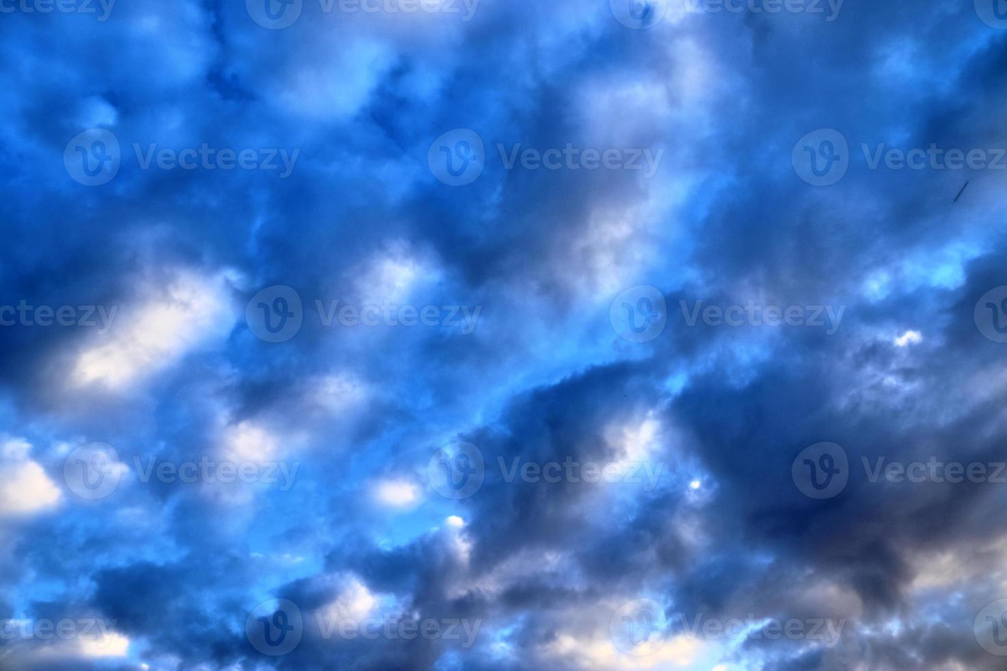 bellissimo panorama di nuvole arancioni e gialle all'alba foto