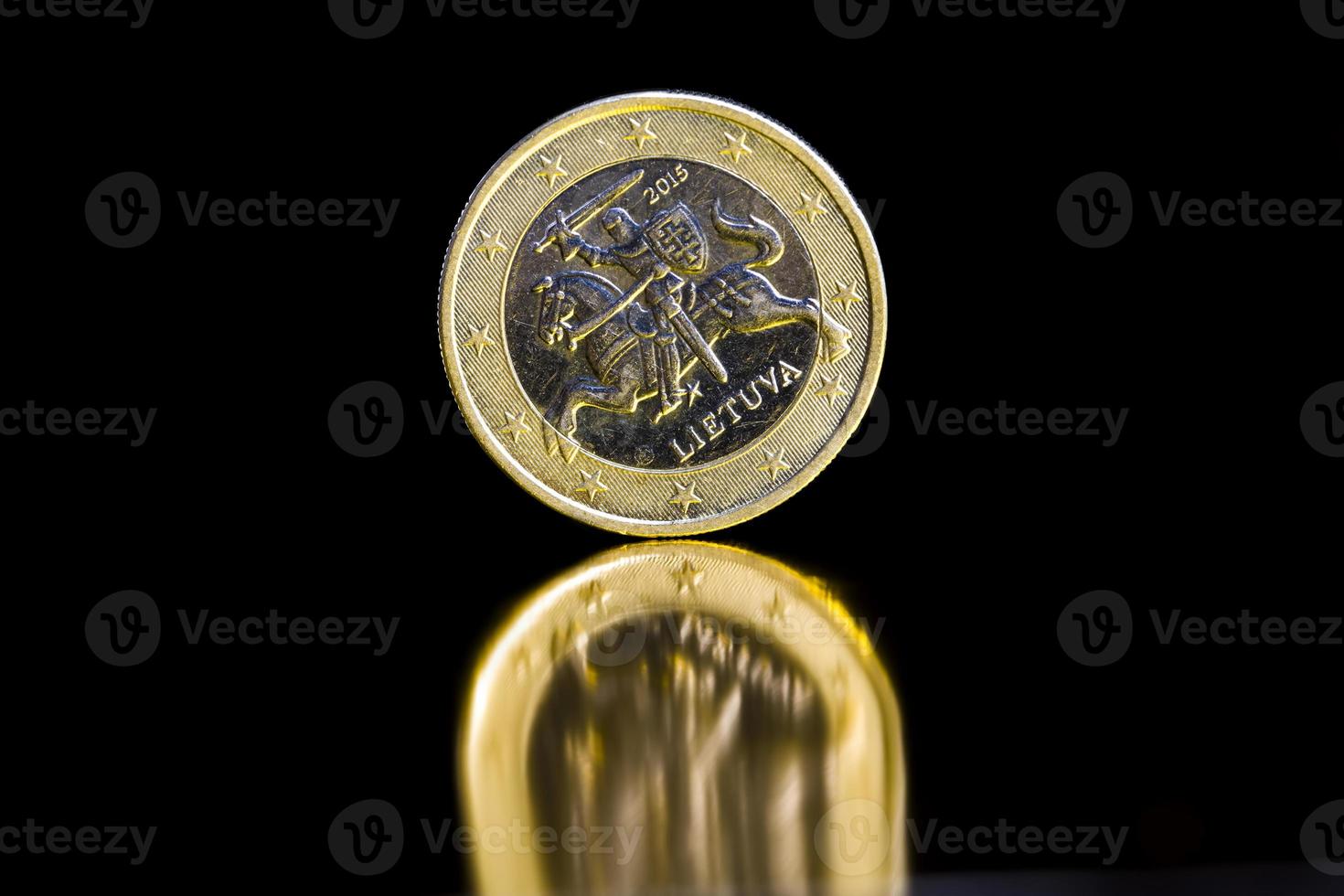 una moneta da un euro usata nell'unione europea foto