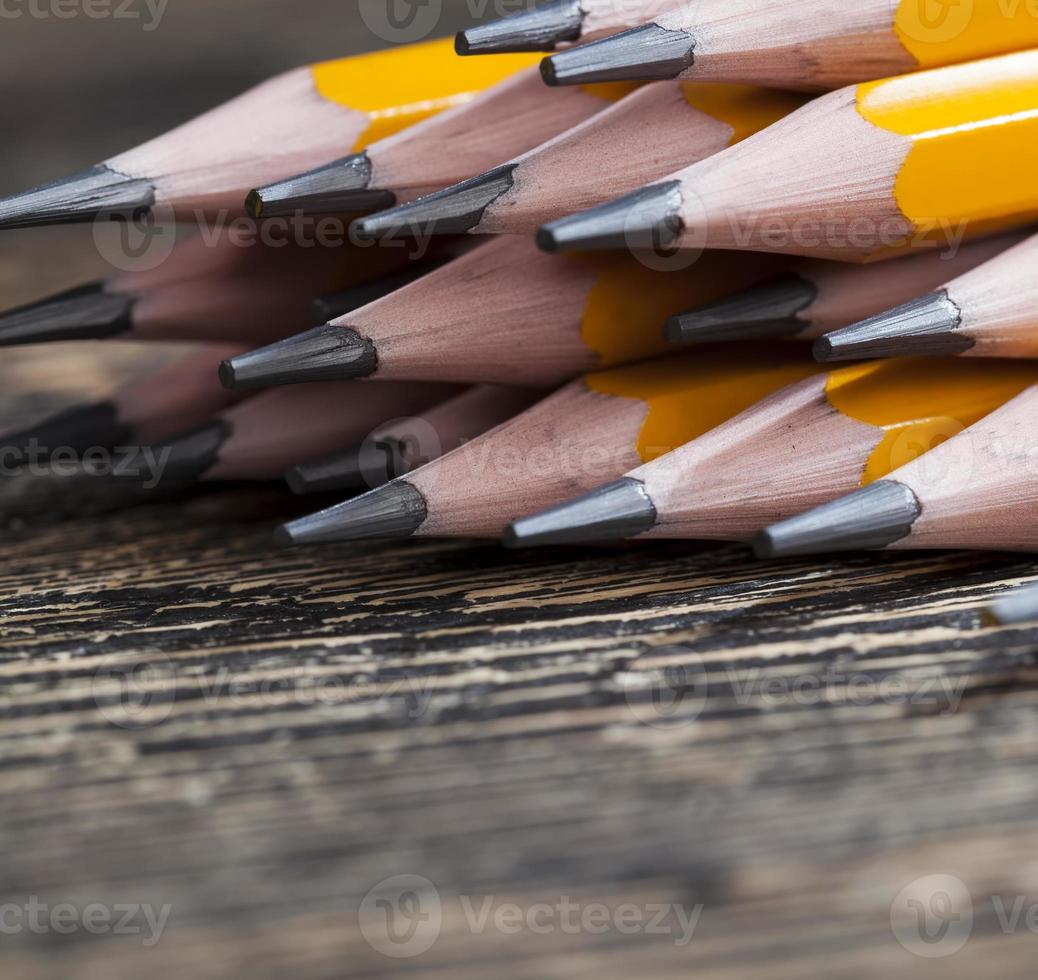 matite in legno tinta unita con mina grigia foto