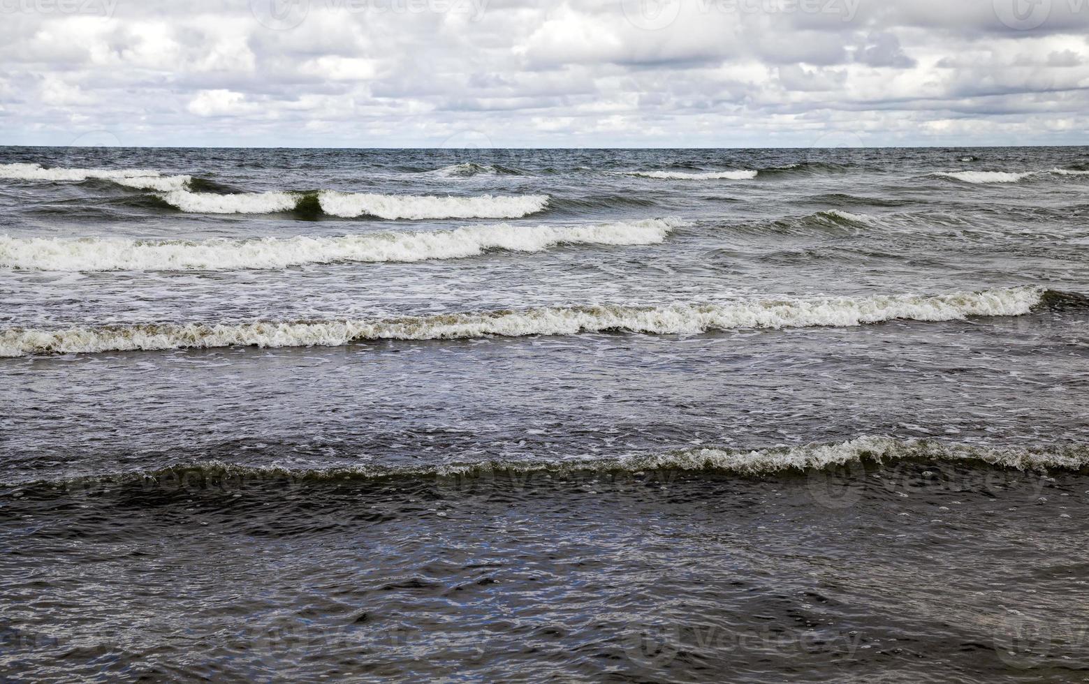 , mare con tempo nuvoloso foto