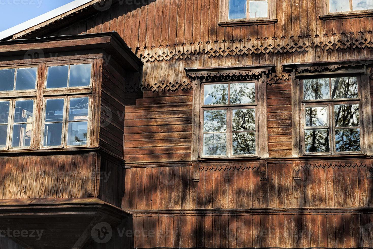 vecchia casa di legno abbandonata foto