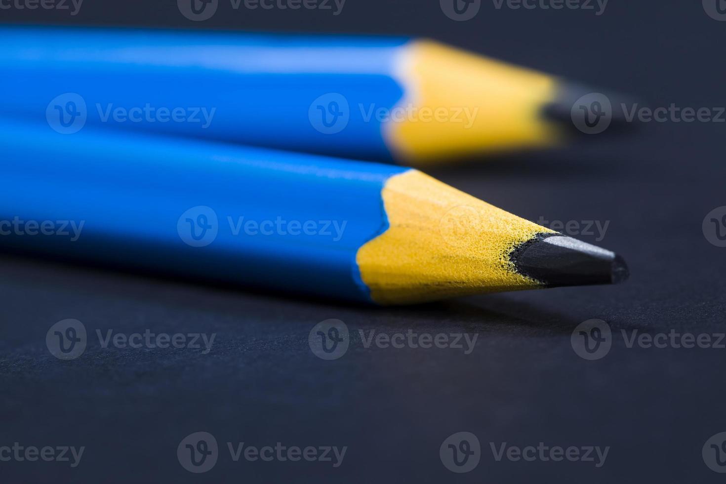 matite in legno tinta unita con mina grigia foto