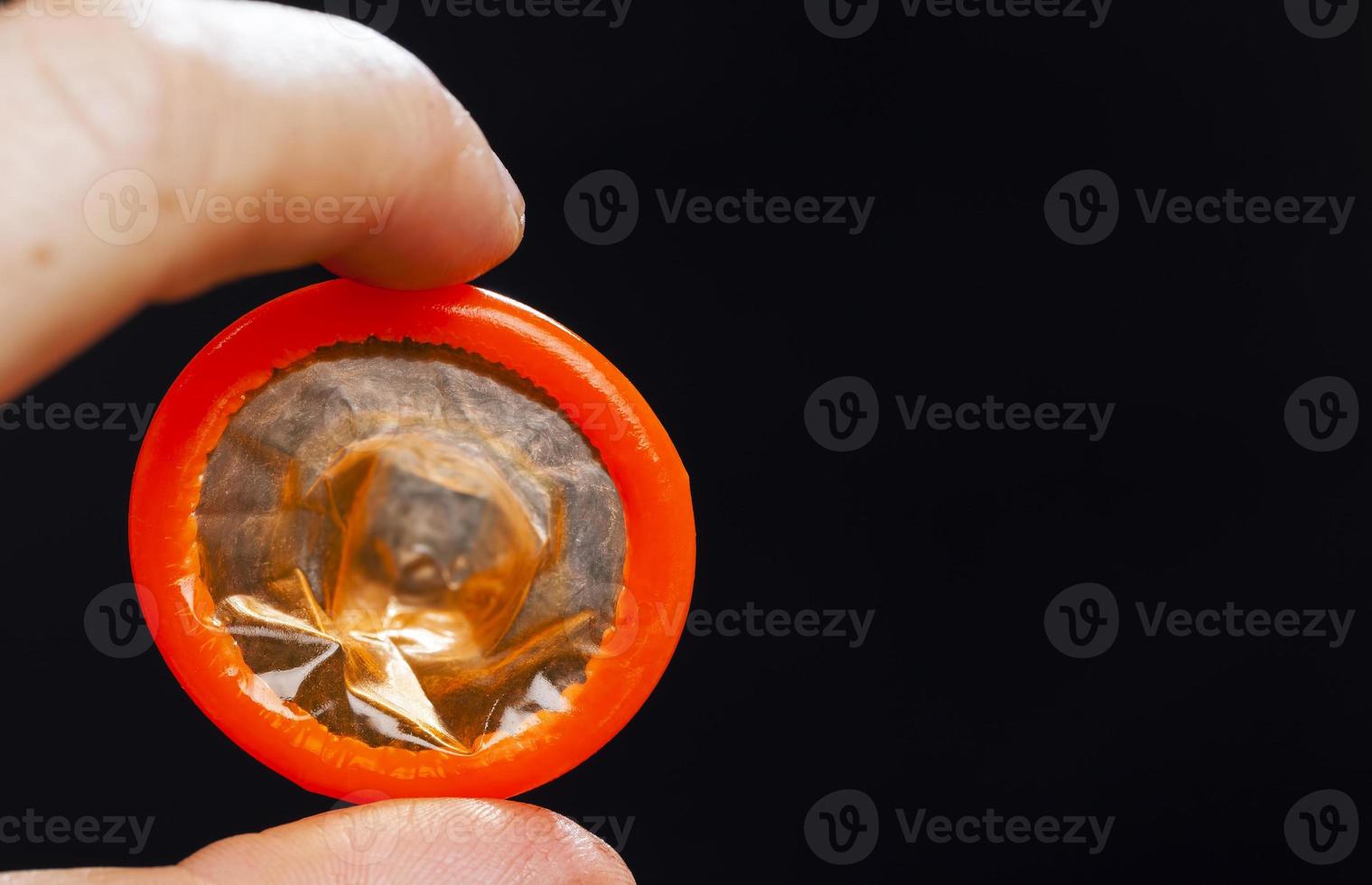 un preservativo in lattice arancione di qualità foto