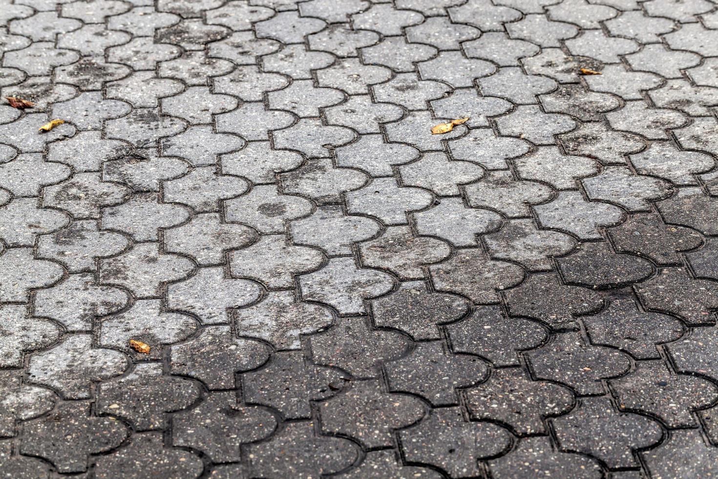 una strada in tegole di cemento per pedoni foto