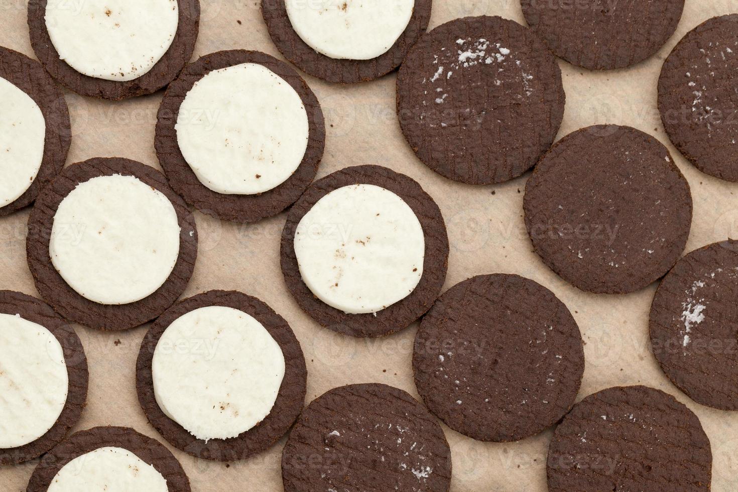 biscotti al cioccolato con ripieno di crema cremosa foto