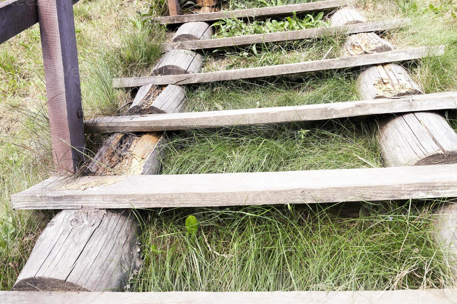 vecchia scala di legno foto