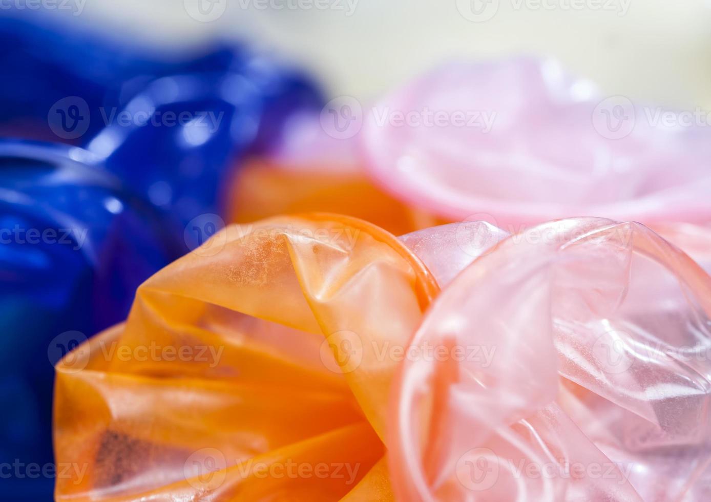 preservativi in lattice di alta qualità in blu, arancione, rosa foto
