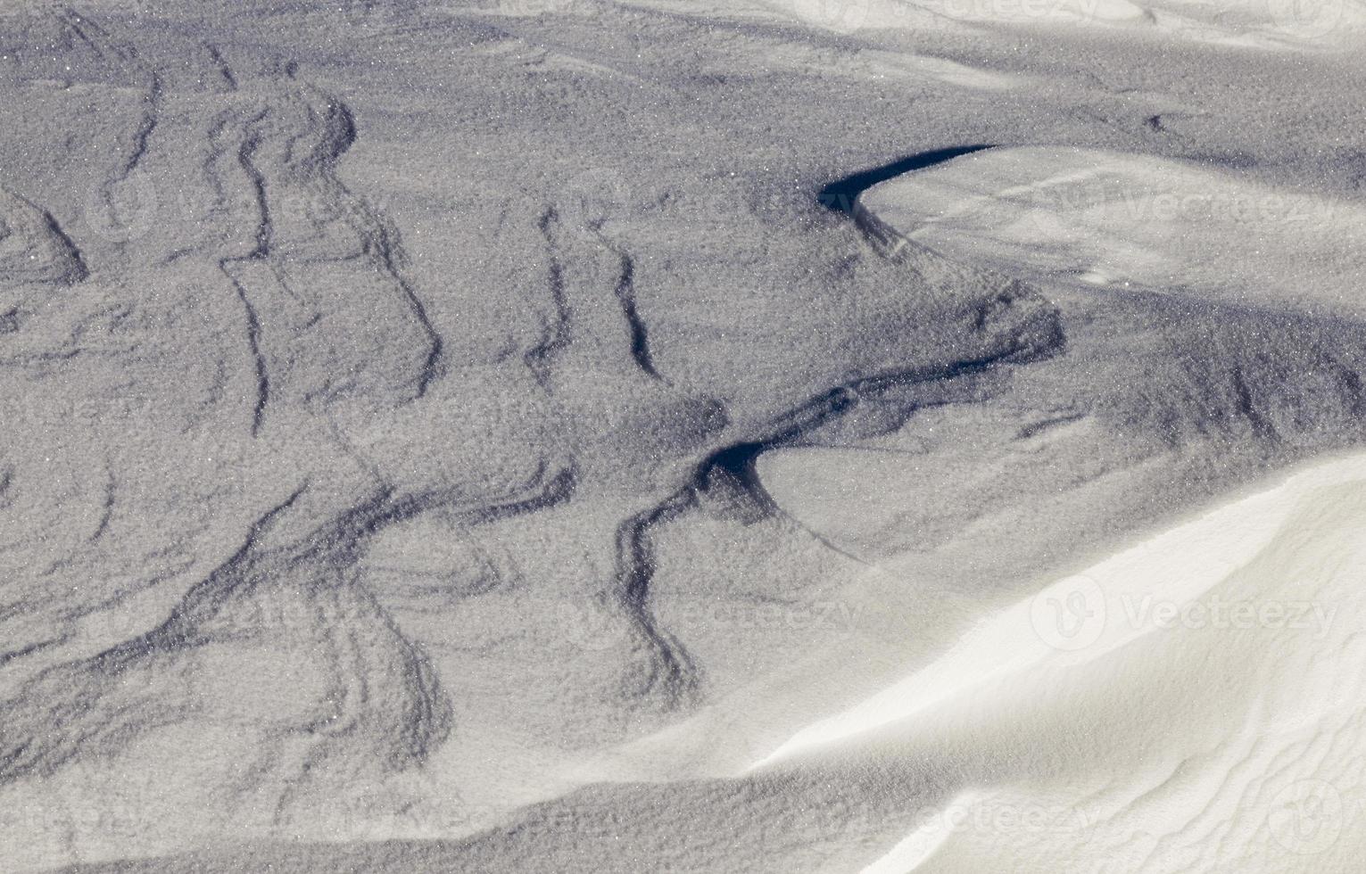 cumuli di neve profonda cumuli di neve profonda fotografati da vicino con tempo soleggiato. stagione invernale foto