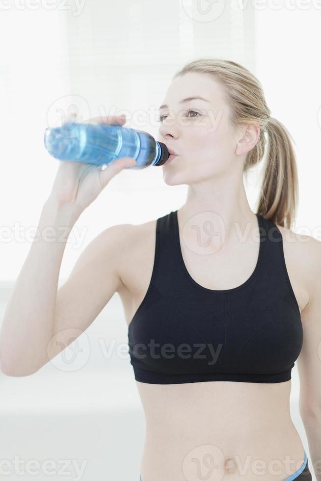 donna acqua potabile durante l'allenamento foto