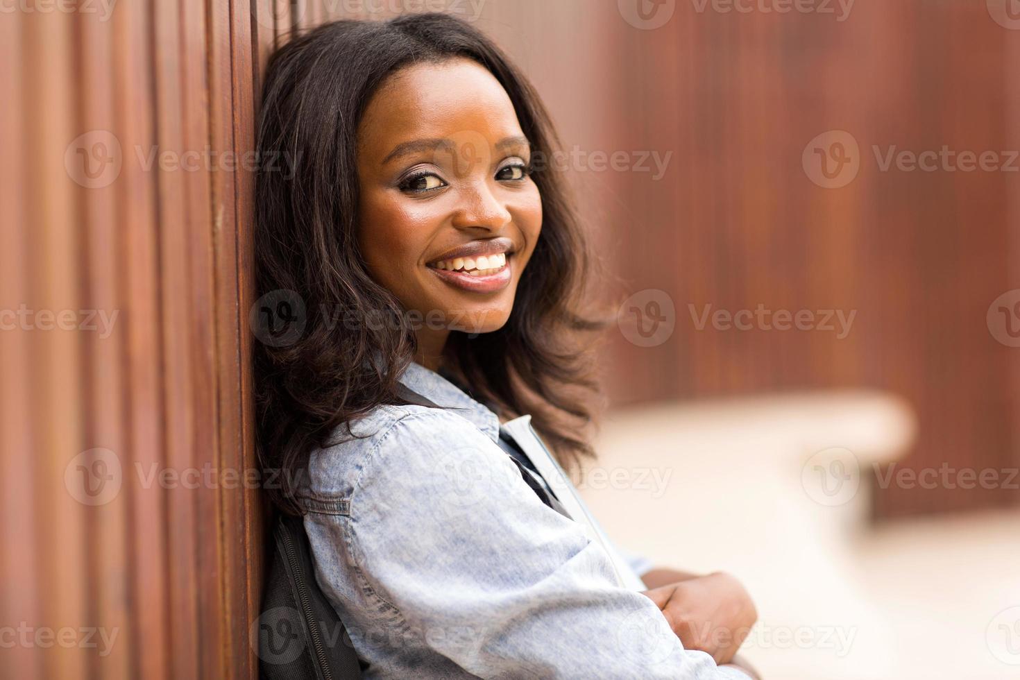 Ritratto di giovane ragazza del college americano africano foto