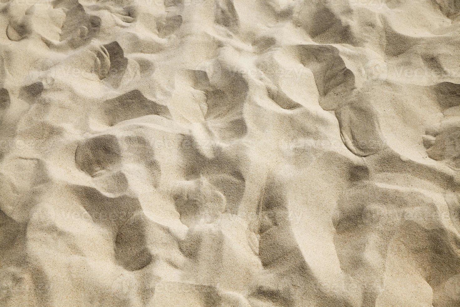 sabbia gialla chiara in riva al mare foto