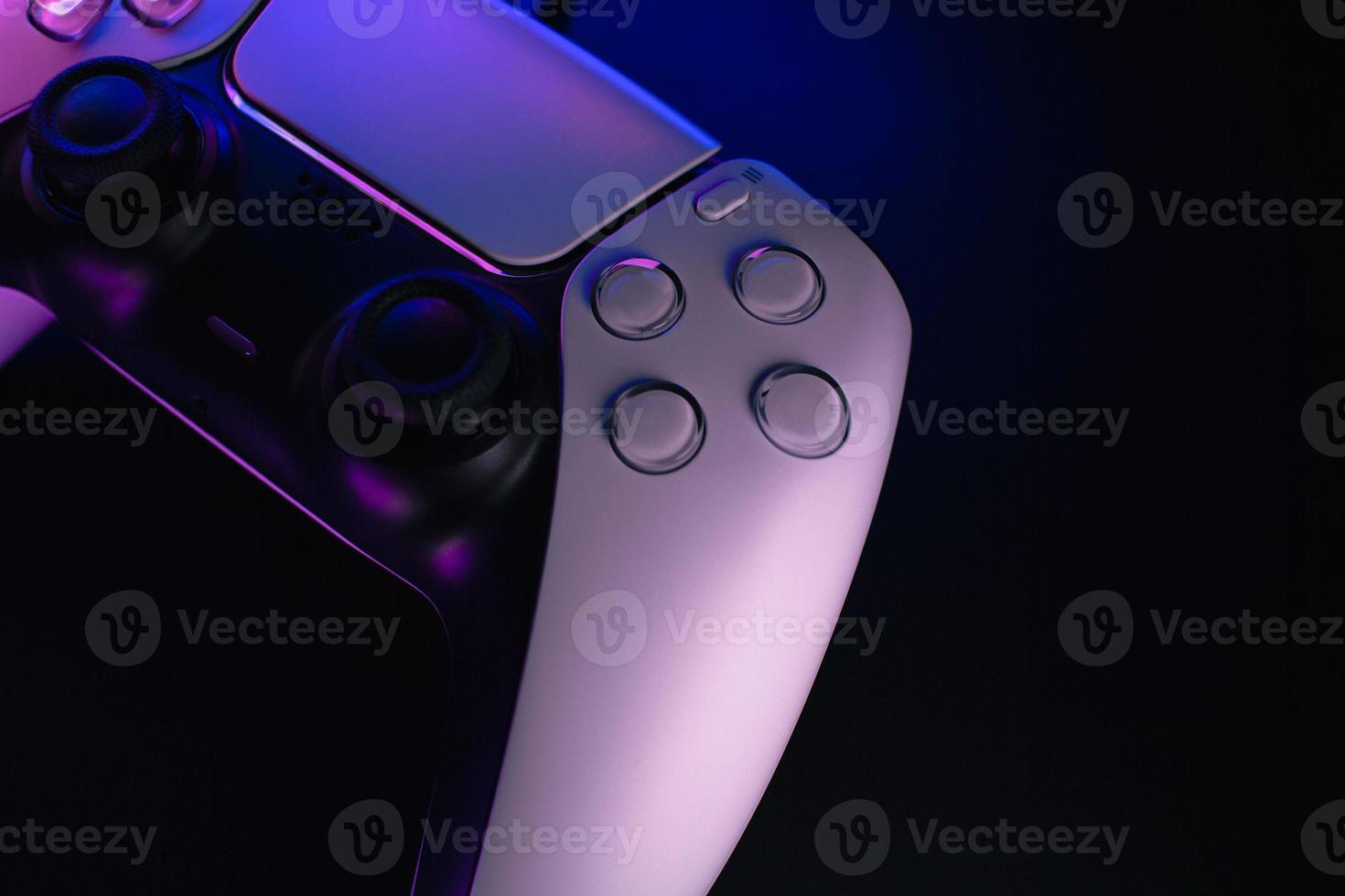 controller di gioco di nuova generazione con luci colorate su sfondo scuro. foto