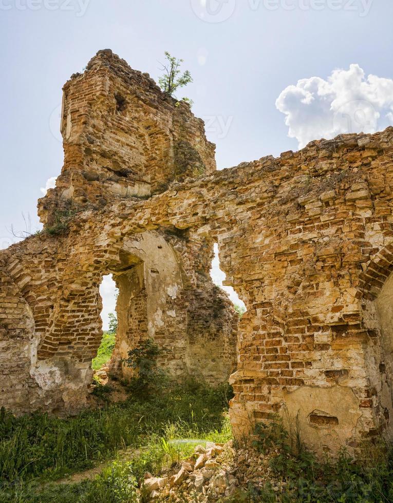 vecchia torre di mattoni in rovina foto