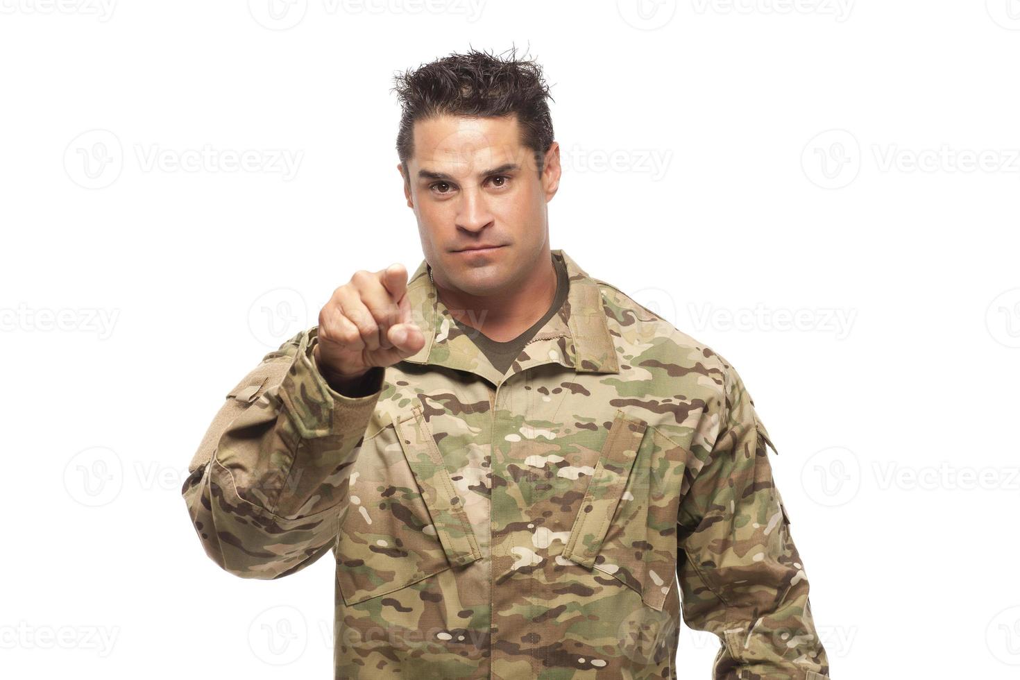 soldato dell'esercito che punta alla telecamera foto