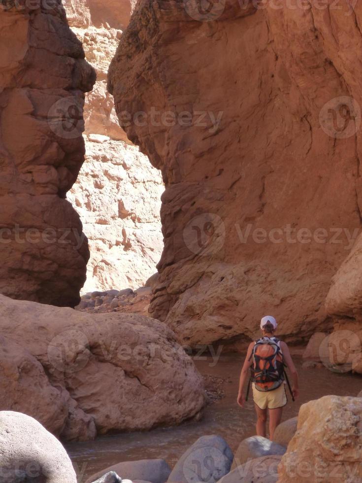 donna che fa un'escursione nel canyon del deserto foto