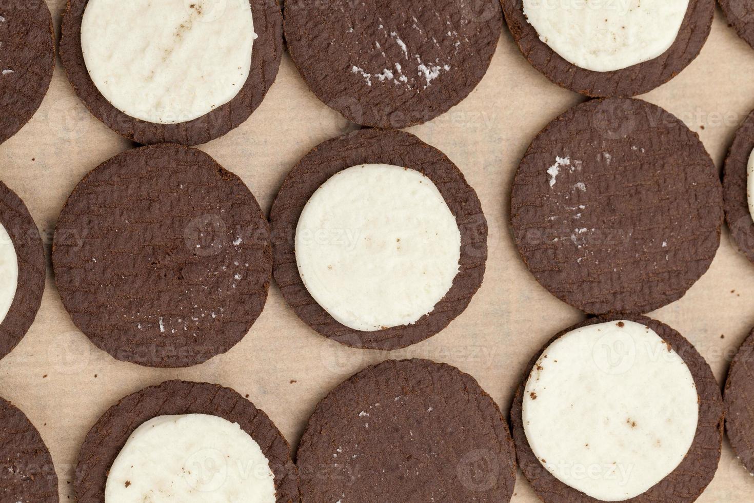 biscotti al cioccolato con ripieno di crema cremosa foto