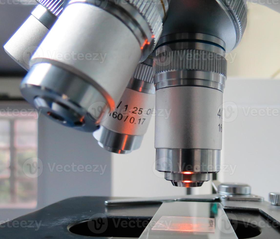 lente per microscopio da laboratorio foto