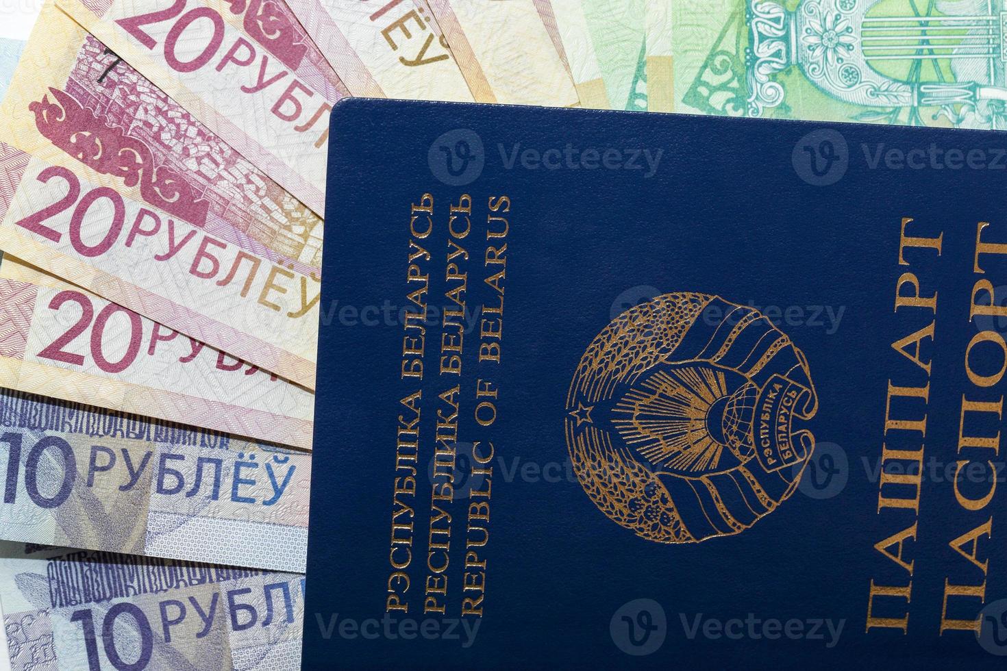 passaporto bielorusso e denaro foto