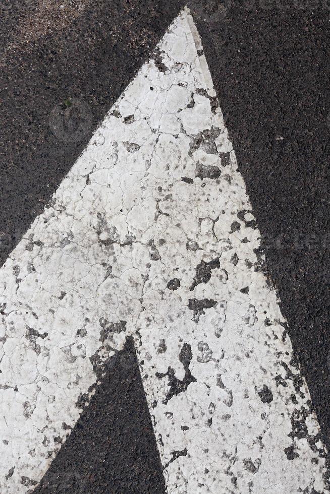 strada asfaltata per il traffico e le persone foto