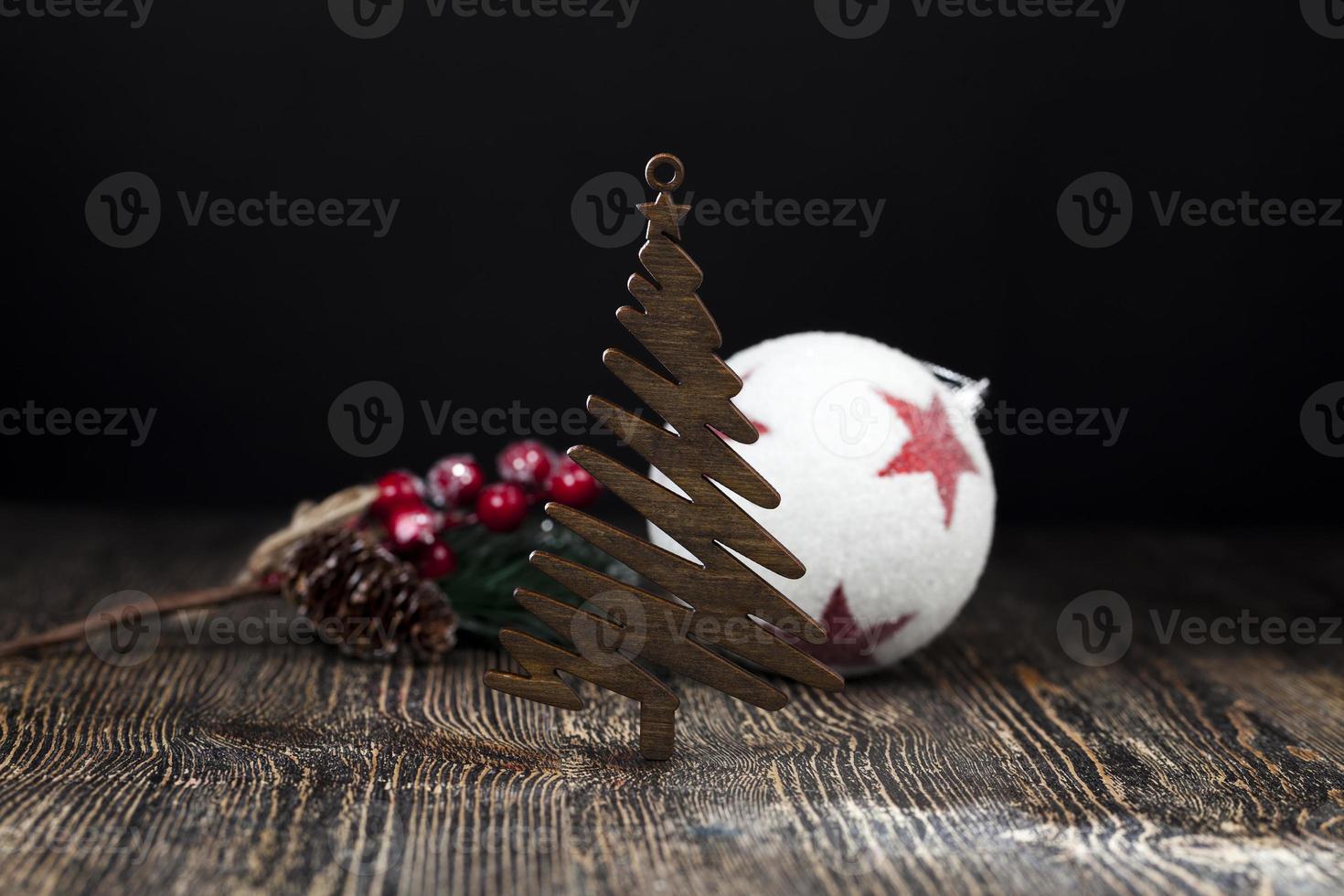 albero di natale in legno e altri giocattoli di Capodanno per le vacanze foto