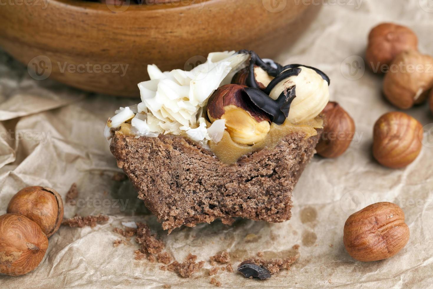 torta al cioccolato con torrone e nocciole tostate foto