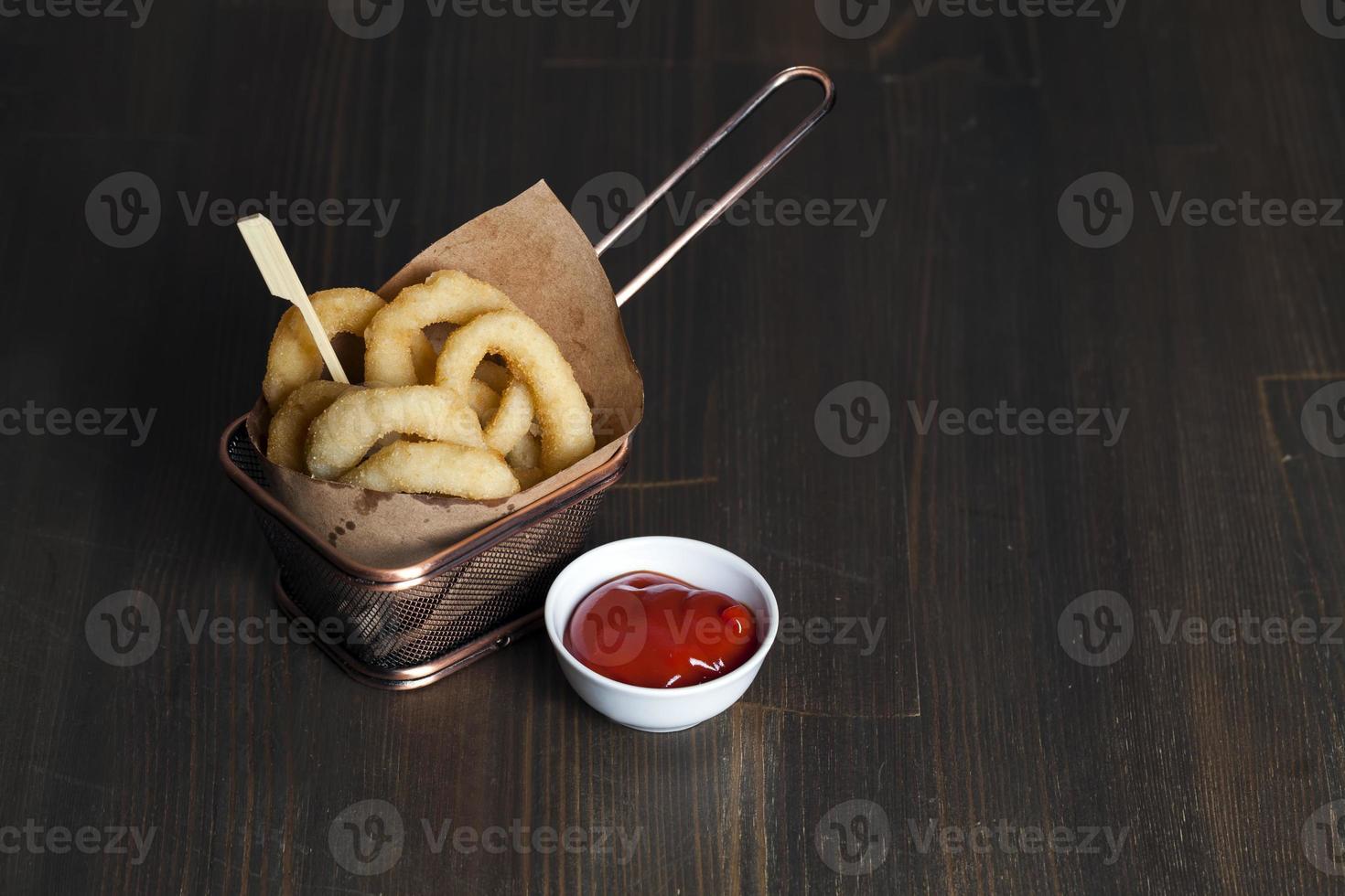 Gli anelli di cipolla fritti sono usati come contorno o spuntino foto