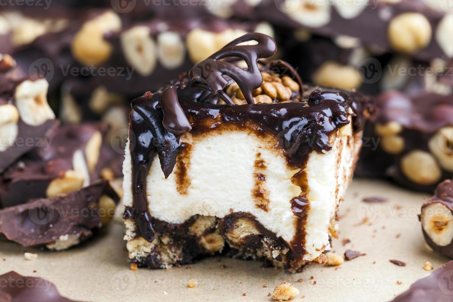 torta alla crema di cioccolato ricoperta di cioccolato al latte foto